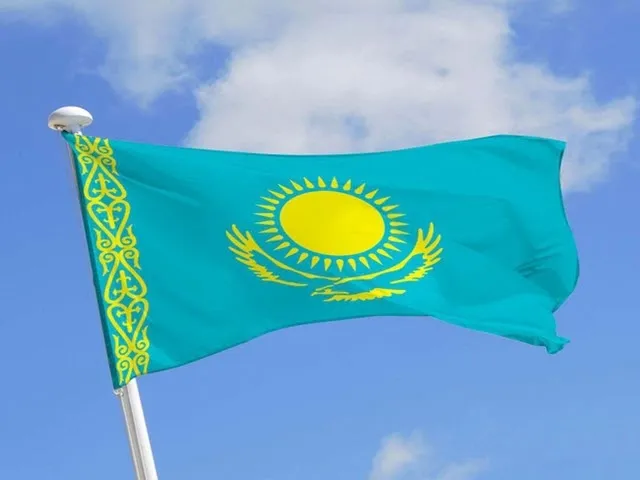 Loài chim nào xuất hiện trên quốc kỳ Kazakhstan?