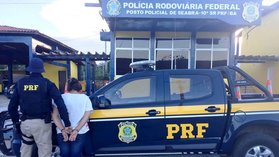 PRF prende foragida da Justiça e apreende 6 kg de cocaína em Seabra