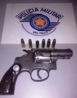 POLÍCIA MILITAR APREENDE REVÓLVER EM QUILOMBO DE ELDORADO-SP POLÍCIA MILITAR APREENDE REVÓLVER EM QUILOMBO DE ELDORADO-SP