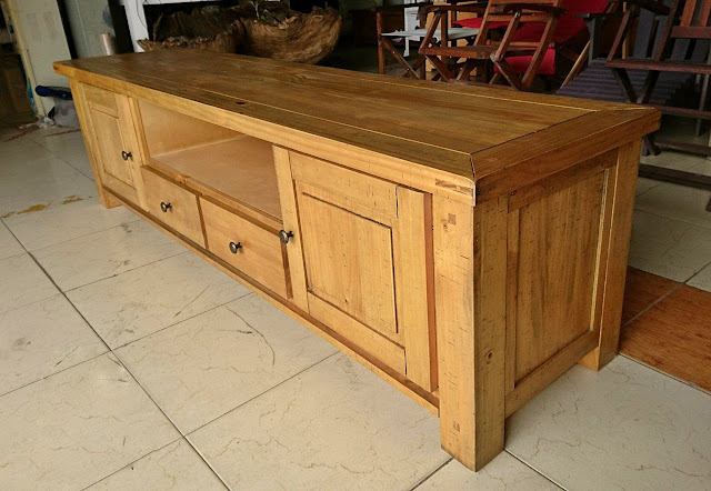 Kệ tivi gỗ thông phong cách cổ điển châu âu PK13