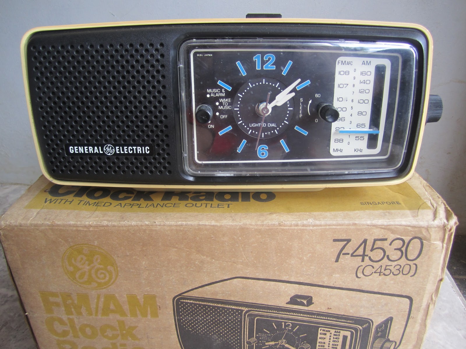 E L E C T R O N S Radio Clock General Electric AMFM Model 74530