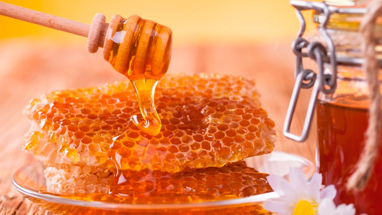 La miel de abeja es un alimento natural que nos ofrece la naturaleza