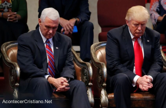 Mike Pence orando junto a Donald Trump