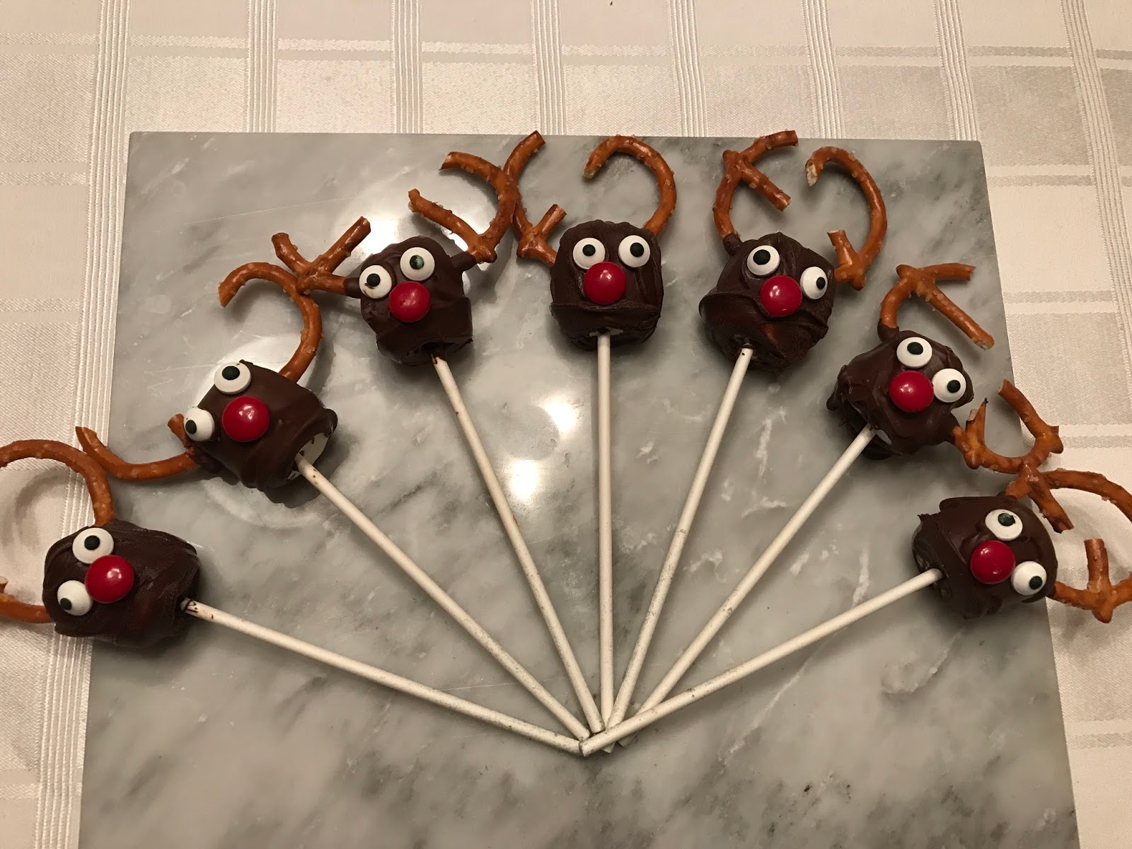 Chocolate Dunked Marshmallow Reindeer