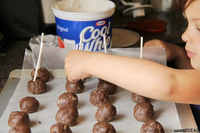 Cool Whip Brownie Pops are easy to make and are an fun after school treat for kids! Cool Whip Brownie Pops are easy to make and are an fun after school treat for kids!
