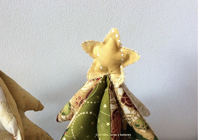 Con hilos, lanas y botones: DIY Árbol de navidad de tela