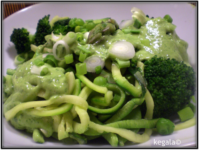Kk = Kegala kocht: Grüner Gemüseteller mit grüner Sauce