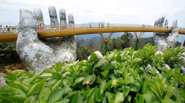 manos-colosales-sostienen-el-impresionante-puente-dorado-de-Vietnam