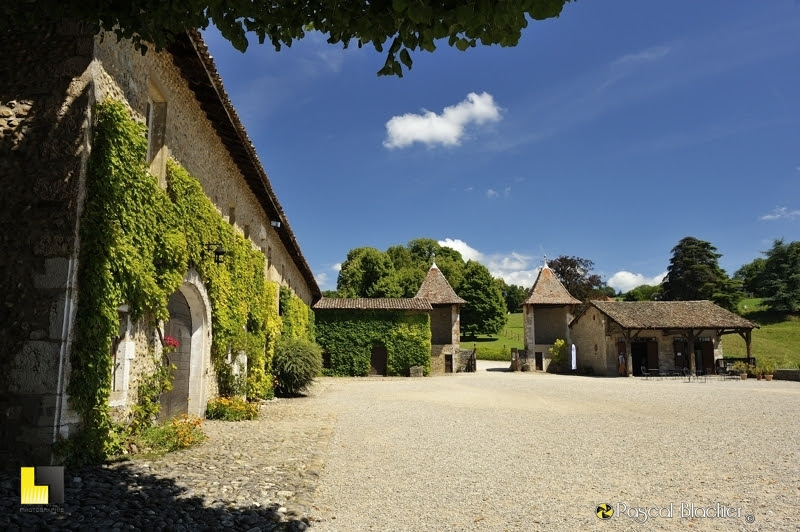 la cour du château de virieu photo pascal blachier