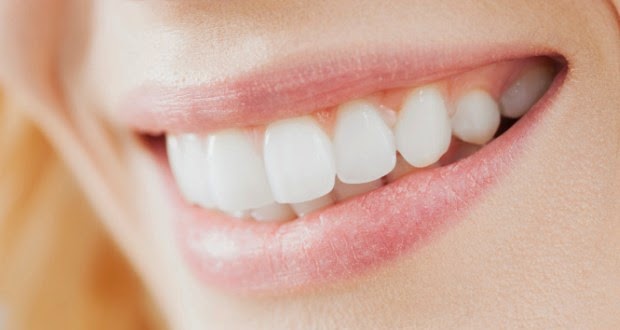  Gigi yang lebih putih akan menciptakan senyum anda akan lebih kelihatan menarik dan hal itu b Tips & Cara Memutihkan Gigi Secara Alami