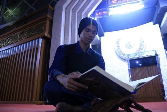 Pria kelahiran, Sigli, Kabupaten Pidie, Aceh: Muzammil Hasballah, imam salat http://rabatagop.blogspot.com/