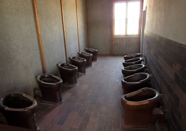Campo de Concentração Dachau - banheiro dos prisioneiros Campo de Concentração Dachau o que ver