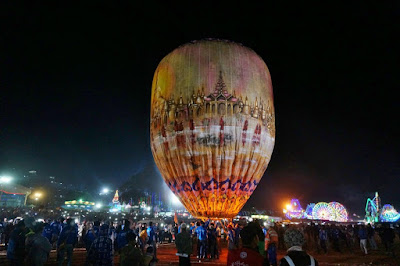 Ohňostrojový balón se chystá vzlétnout...