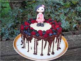 торт детский с глазурью и ягодами