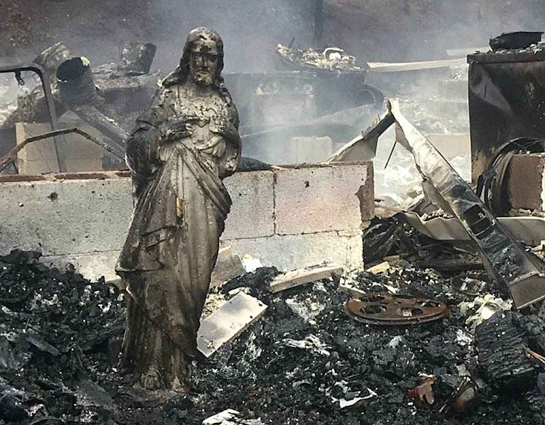 Estátua do Sagrado Coração de Jesus, única que sobrou, e em pé, após incêndios florestais em Sevier County, Tennessee (EUA), novembro 2016