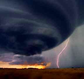 Día Mundial de la Meteorología Foto de tornado y rayo relacionado al Día Meteorológico Mundial