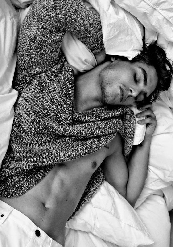 Парень усыпил друга. Парень усыпил друга. Мужчина лежит на мужчине. Парень усыпил маленькую девочку и раздел. Усыпил.