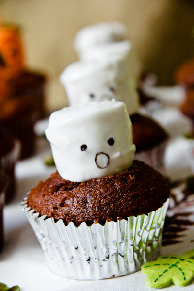 Marshmallow Monster Cupcake | Halloween and desserts go hand-in-hand. So dress your desserts up to this Halloween. Check out these 21+ Best Halloween Inspired cupcakes for spooky Halloween. | delicious halloween desserts | scary desserts halloween | halloween sweets desserts | fun halloween desserts | best halloween desserts #desserts #cupcakes #sweets