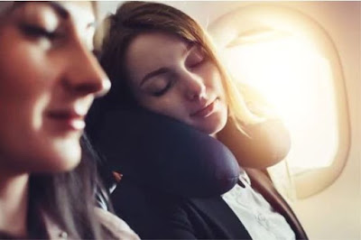Ini Posisi Tidur Terbaik Jika Terbang Kelas Ekonomi 