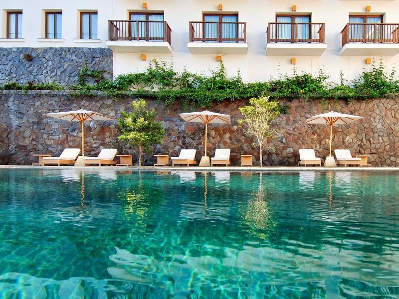 Kolam Renang di Padma Hotel Bandung Kolam Renang di Padma Hotel Bandung