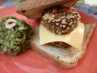 cheese vegburger lenticchie e avena con purè di patate al pesto di cavolo nero