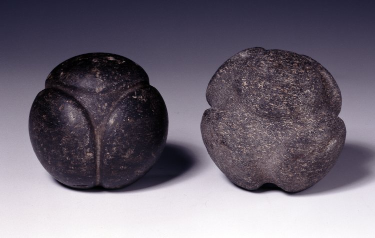 Резной драгоценный камень 5 букв. Каменные шары в Шотландии. Сферы из Клерксдорпа. Клерксдорпские каменные сферы. Резные каменные шары.