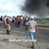 REGIÃO / Contra a buraqueira,manifestantes travam Estrada do Feijão