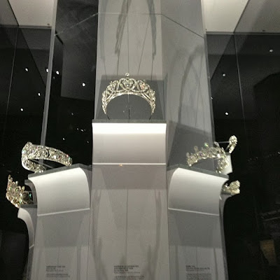 magnifiques diadèmes à l'exposition Cartier à Paris