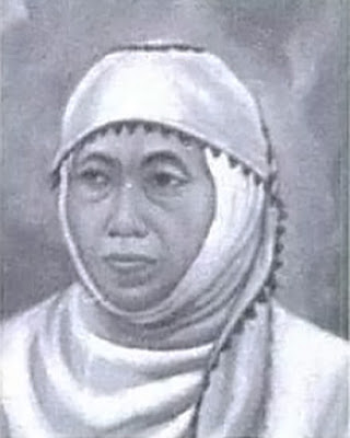Biografi Sopo Tresno dan Aisyiyah  Biografi Sopo Tresno dan Aisyiyah        Siti Walidah atau lebih dikenal sebagai Nyai Ahmad Dahlan, lahir pada tahun 1872 di Kampung Kauman, Yogyakarta. Anak keempat dari tujuh bersaudara ini adalah keturunan dari Muhammad Fadil, pemuka Agama Islam dan Penghulu resmi Keraton. Karena alasan adat yang ketat yang berlaku di lingkungan keraton ia menjadi puteri 'pingitan' hingga datang saatnya untuk menikah. Karena pingitan ini, pergaulannya pun sangat terbatas. Ia tidak menempuh pendidikan di sekolah formal. Dengan bimbingan orang tuanya, Siti Walidah belajar Alquran dan kitab-kitab agama berbahasa Arab Jawa (pegon). Ia adalah sosok yang sangat giat menuntut ilmu, terutama ilmu-ilmu keislaman.  Pada 1889 Siti Walidah menikah dengan sepupunya, Muhammad Darwis nama kecil Kyai Ahmad Dahlan. Setelah menikah, ia mengikuti segala hal yang diajarkan oleh suaminya. Bahkan, ia kemudian mengikuti jejak KH Ahmad Dahlan menggerakkan Muhammadiyah, yang didirikan KH A Dahlan pada tahun 1912. Saat Ahmad Dahlan sedang sibuk-sibuknya mengembangkan Muhammadiyah saat itu, Nyai Ahmad Dahlan mengikuti suaminya dalam perjalanannya. Namun, karena beberapa dari pandangan Ahmad Dahlan tentang Islam dianggap radikal, pasangan ini kerap kali menerima ancaman. Misalnya, sebelum perjalanan yang dijadwalkan ke Banyuwangi, Jawa Timur mereka menerima ancaman pembunuhan dari kaum konservatif