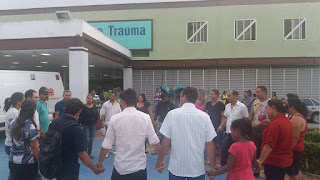 Família de lavradense acidentado na BR-230 faz corrente de oração em frente ao Hospital de Trauma de JP