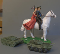 cake topper sposi abbracciati su cavallo bianco statuine militari sposo ufficiale cavalleria milano orme magiche