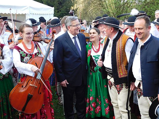 Prezydent RP Bronisław Komorowski z góralami. Prezydent RP Bronisław Komorowski z góralami.