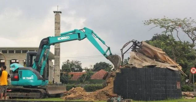 patung ikan di pangandaran dirobohkan