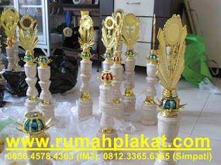 pusat piala surabaya, buat trophy cepat, lama waktu bikin trophy, 0856.4578.4363, www.rumahplakat.com