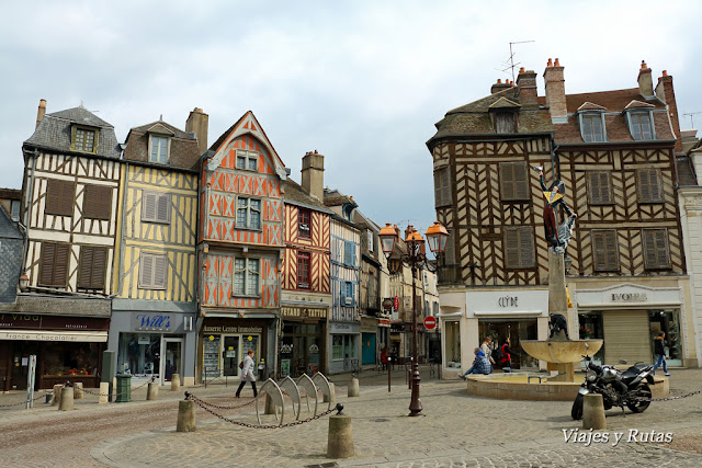 Plaza de Charles Surugue, Auxerre