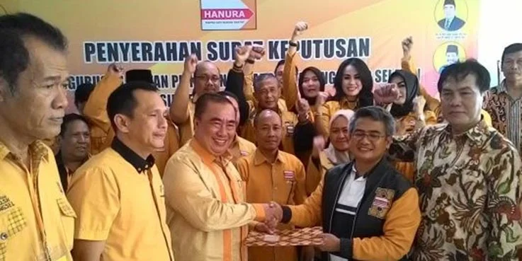 Ketua DPC Hanura Kota Tangsel Moh Saleh Asnawi dan Ketua DPD Hanura Banten Ely Mulyadi (tengah) saat serah terima Surat Keputusan (SK) pengukuhan pengurus DPC Hanura Kota Tangsel.