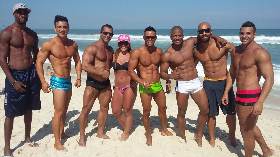 Atletas da IFBB-Rio se reúnem na praia na Barra da Tijuca. Foto: Arquivo pessoal