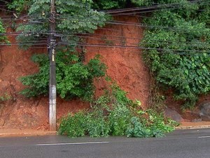 Deslizamento na rua Oswaldo Cruz no Rio Vermelho Deslizamento na rua Oswaldo Cruz no Rio Vermelho