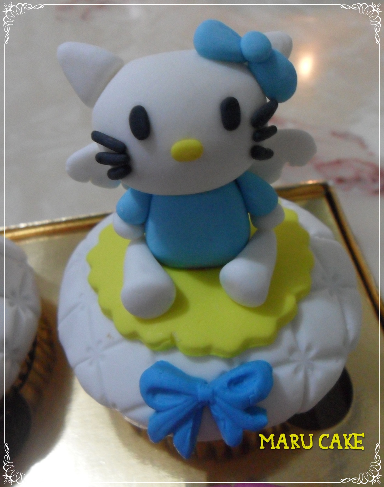 Maru Cake: Cute Hello Kitty cupcakes
