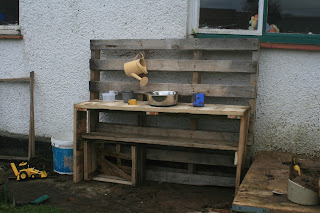Forest Tots: Making a DIY mud kitchen 