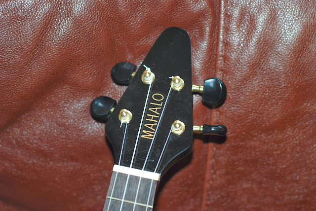 Mahalo Flying V ukulele headstock