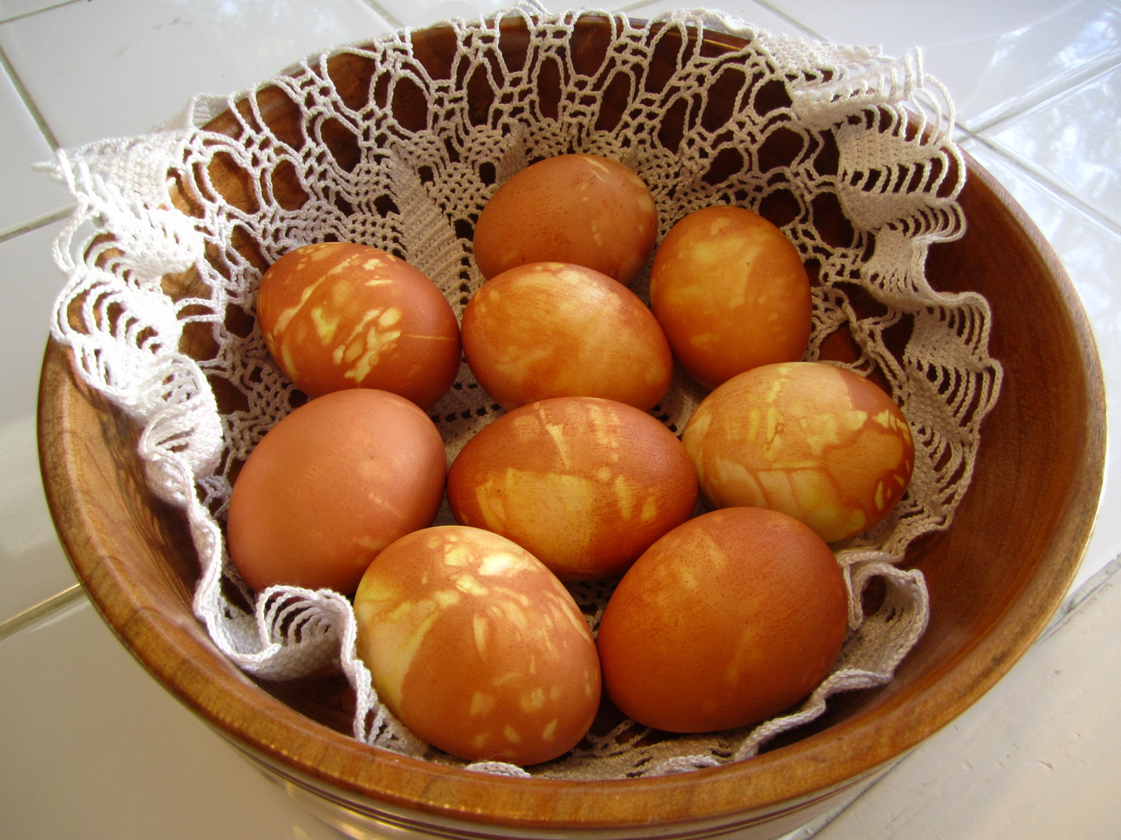 Что можно приготовить яйца лук. Крашенки в луковой шелухе. Яйца в луковой шелухе. Покрасить яйца в луковой шелухе.