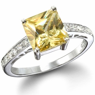 Realwedding: Engagement rings: yellow stone