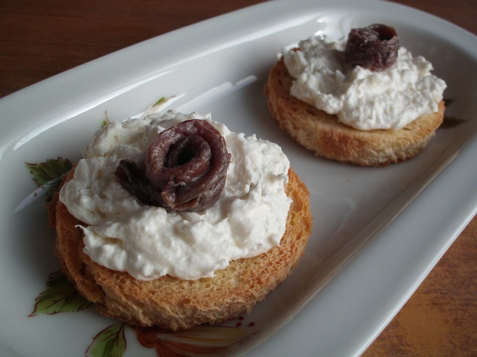 Io adoro le polpettine all'arancia Crostini con burrata e acciughe