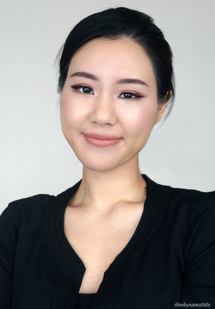 The Balm Mary-Lou Manizer Highlighter Review Swatch FOTD The Balm Mary-Lou Manizer Highlighter Review Swatch FOTD