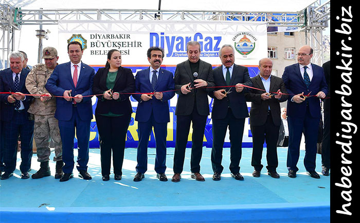 Çermik ilçemiz doğalgaza kavuştu DİYARBAKIR- Diyarbakır'ın Çermik ilçesinde alt yapısı bitirilen doğalgaz ve yapımı tamamlanan bazı yatırımlar için toplu açılış töreni düzenlendi.