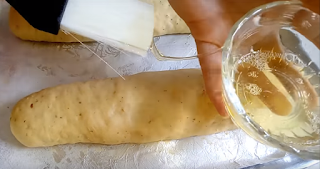 Barnizaremos el pan con clara de huevo para darle un toque brillante y poder pegar el queso y el orégano sobre la superficie