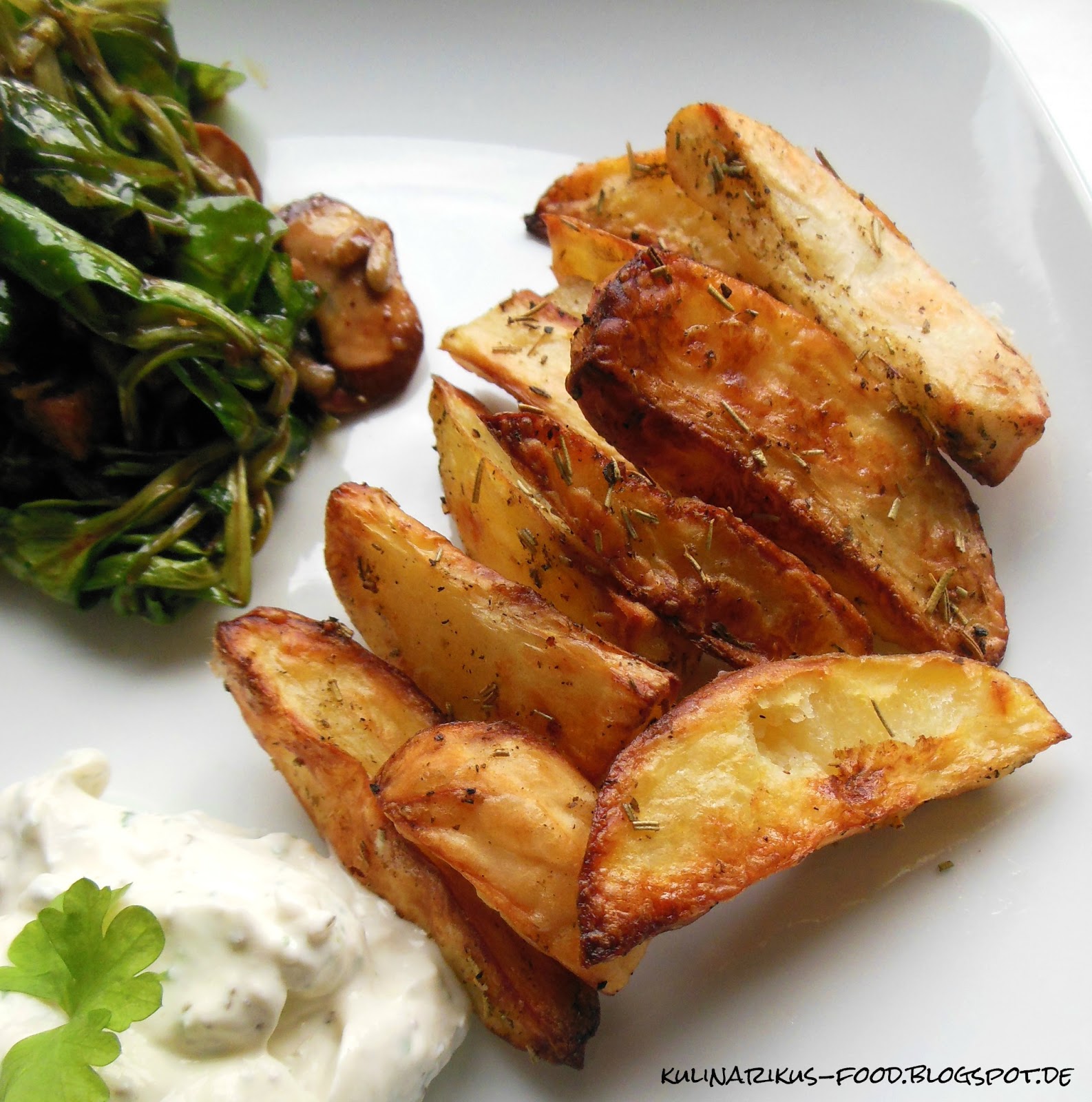 Kulinarikus: knusprige Rosmarinkartoffeln aus dem Ofen mit Kräuterdip.