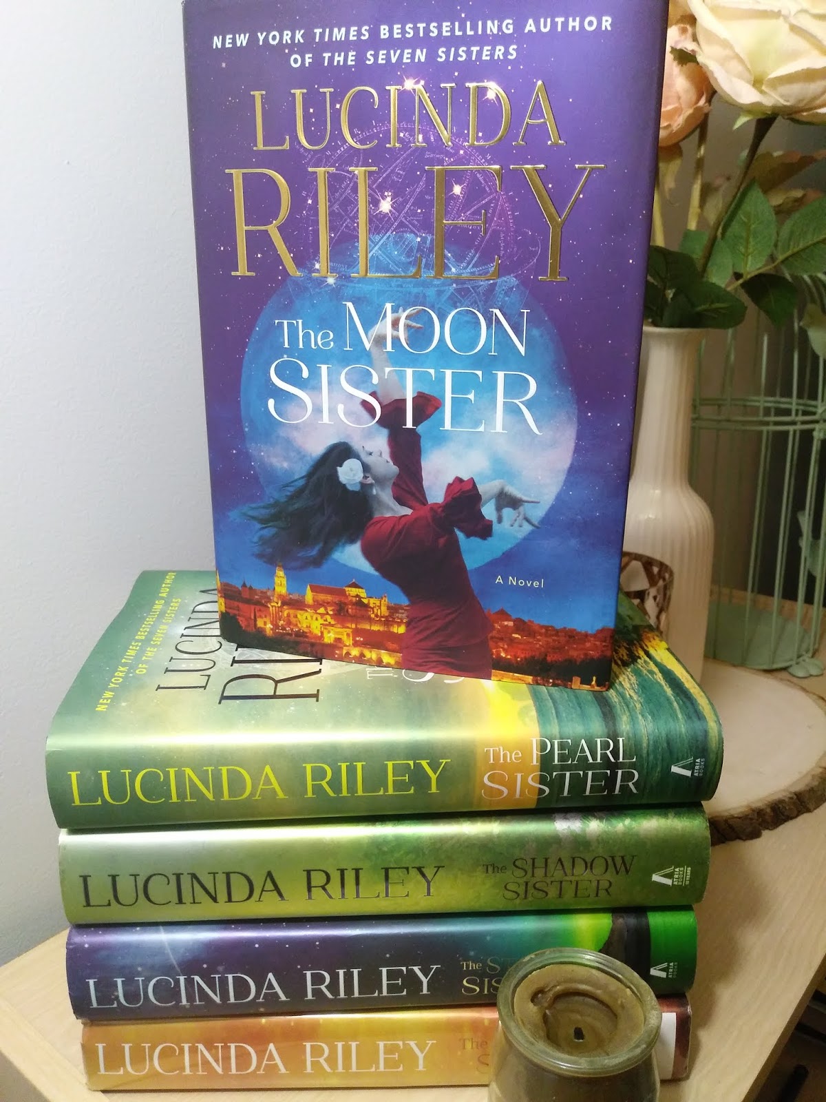 Сестра луны читать. Семь сестер Люсинда Райли сестры. Потерянная сестра Люсинда Райли. Семь сестёр Люсинда Райли книга. Тайна семи сестер книга.