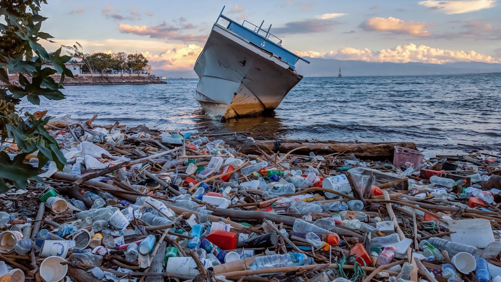 Foto Limbah  Atau Sampah Padat Dibuang Ke Laut